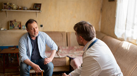 Токсиколог проводит консультацию у пациента дома